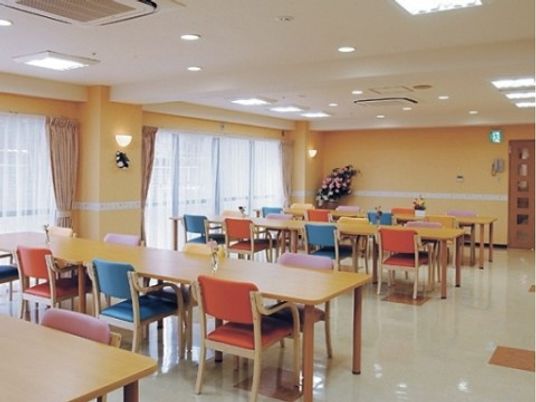 明るい色彩の食堂空間
