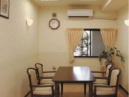 明るい壁紙のリビング