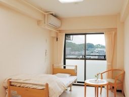 明るい個室の居室