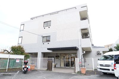 明るいエントランスの建物