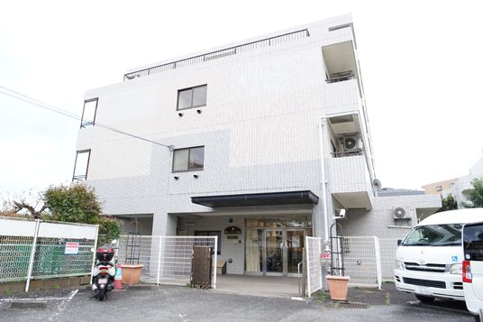 明るいエントランスの建物