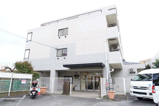 明るいエントランスの建物