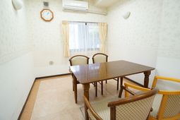 明るいダイニングスペース