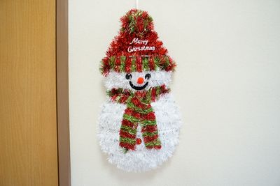 壁に飾られた雪だるま