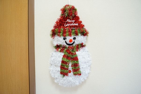 壁に飾られた雪だるま