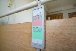 呼び出し装置付きベッド柵