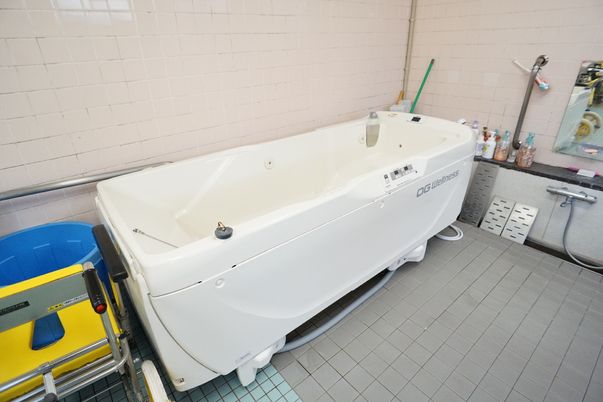 モダンな介護用浴室