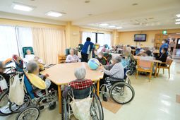 車椅子の方々が集う食堂