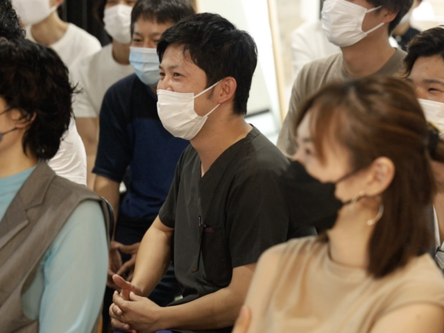 講習会に参加するスタッフ スタッフイメージ スタッフが講習に参加し、学び合う場面です。介護の現場で役立つ知識を得られる時間です。
