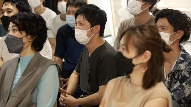 講習会に参加するスタッフ スタッフイメージ スタッフが講習に参加し、学び合う場面です。介護の現場で役立つ知識を得られる時間です。