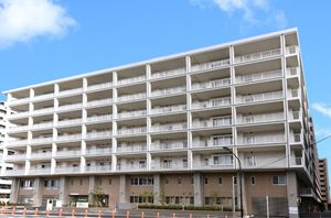 白い建物の外観