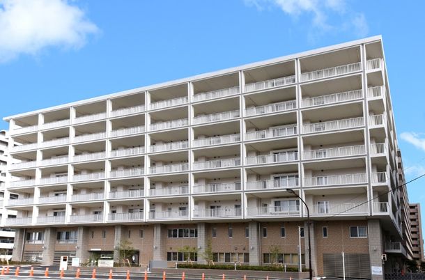 白い建物の外観