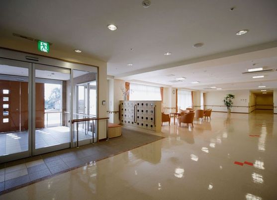 光が差し込む廊下