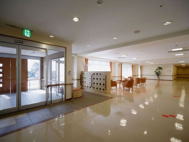 光が差し込む廊下 廊下 広々とした共有空間で、自然光が差し込み明るい印象です。くつろぎながら会話を楽しめます。