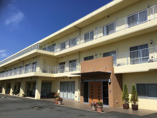 花壇がある建物外観