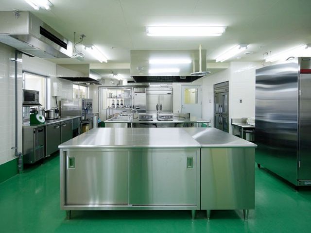 調理設備のキッチン キッチン ステンレス製の調理台が設置された広々としたキッチンです。作業効率が高められます。