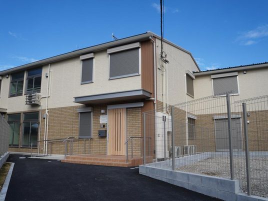 明るい外観の建物  