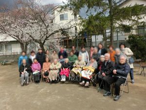 賑やかな集まりの庭