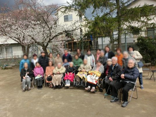 賑やかな集まりの庭