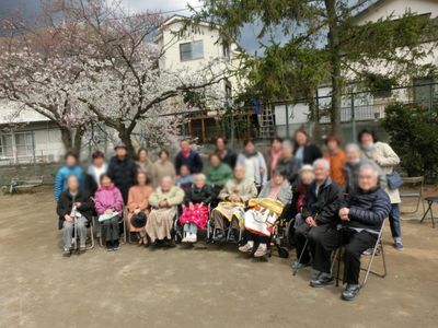 賑やかな集まりの庭