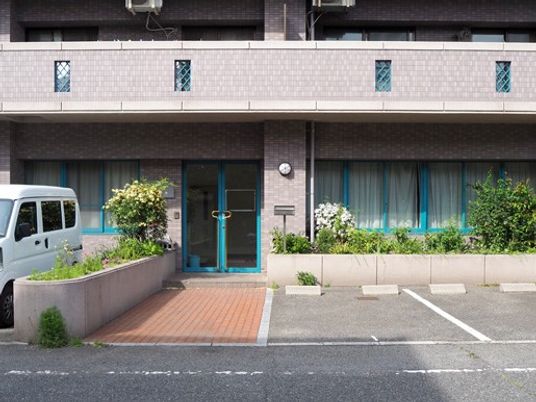 施設の正面玄関です  