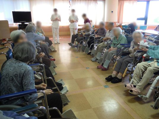 集会の様子、ラウンジ  