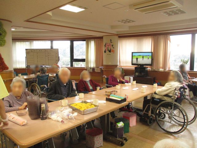 明るいラウンジ ラウンジ 自然光がたっぷりと入る広々とした空間で、リラックスしながらお話しやゲームを楽しまれています。