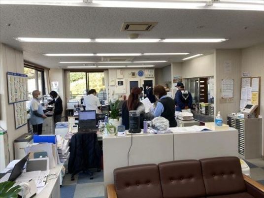 職員がいる受付ロビー  
