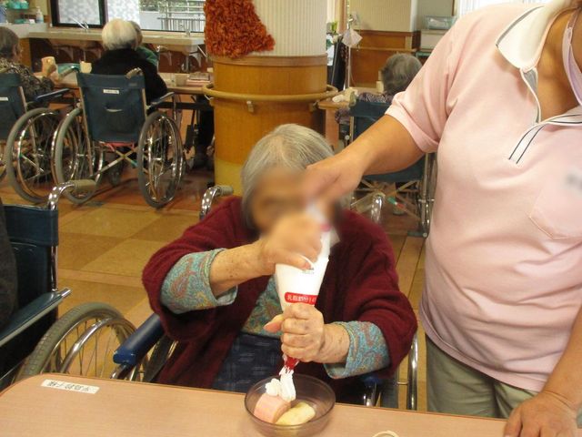 アイスクリームを楽しむ空間 ダイニングルーム 広々としたテーブルで、アイスクリームを楽しむ時間がゆったりと流れています。スタッフの丁寧なサポートも安心です。
