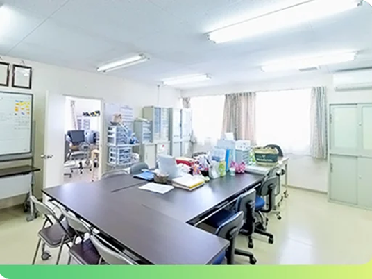 明るい事務室  