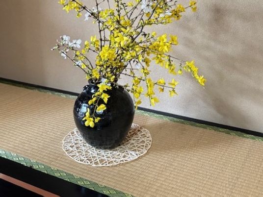 花の飾りがある和室  