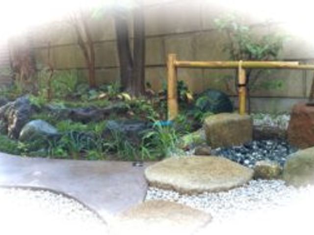 静かな中庭 中庭 爽やかな緑に囲まれた落ち着いた空間です。気持ちをリフレッシュしやすく、休憩に最適です。