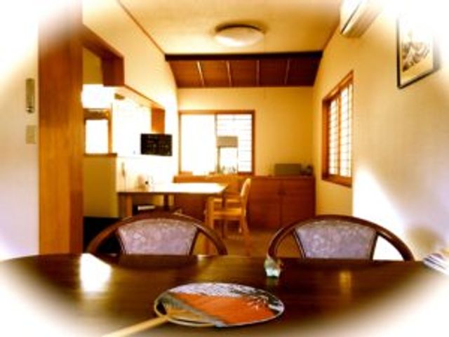 明るい居室 居室 自然光が入る居室は、明るく開放的な雰囲気です。リラックスして過ごせる空間になっています。