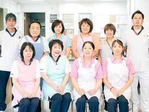 スタッフ集合の室内  