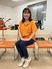 笑顔の女性と椅子が並ぶ部屋  