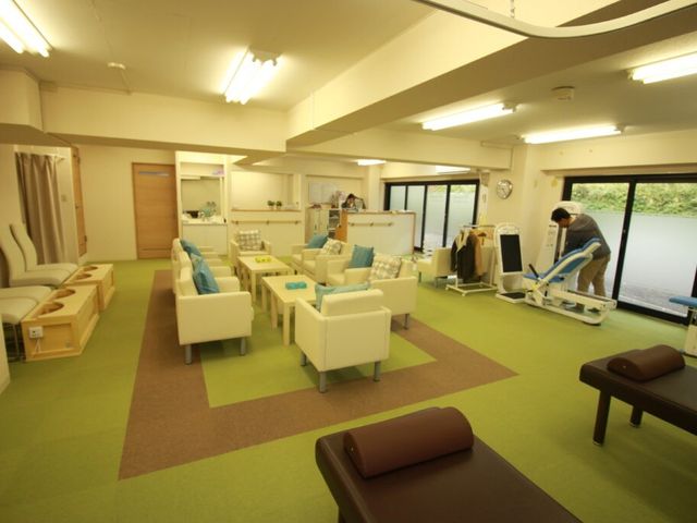トレーニング機器が並ぶ空間 機能訓練室 自然光が心地よく差し込む空間で、リラックスしながら運動をサポートできます。
