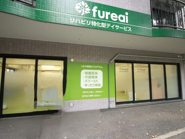 リハビリ特化型施設外観 外観 施設の外観は、緑のカラーリングで親しみやすい印象です。看板は読みやすく、明確に表示されています。