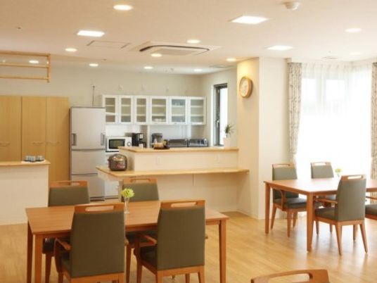 明るい共用ダイニングスペース