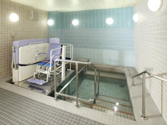 バリアフリー設計の浴室