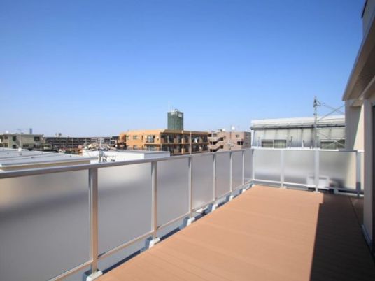 晴れた空と広々テラス