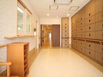 明るい廊下と手すり