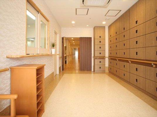 明るい廊下と手すり