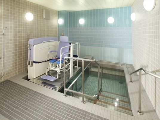 バリアフリー設計の浴室