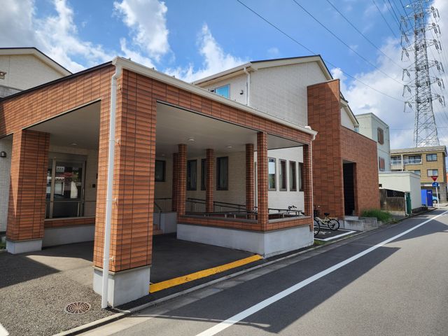 清潔感ある施設外観 外観 温もりを感じる外壁とスッキリと整備されたエントランスが、訪れる方を優しく迎え入れています。