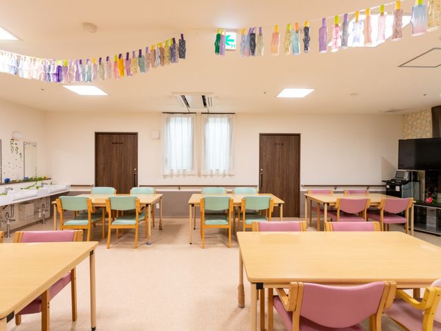 居心地の良いダイニング ダイニングルーム 温かみのあるダイニングルームです。ここで、ご家族や他の利用者様との食事を楽しむことができます。