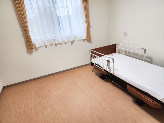 シンプルな居室のベッド