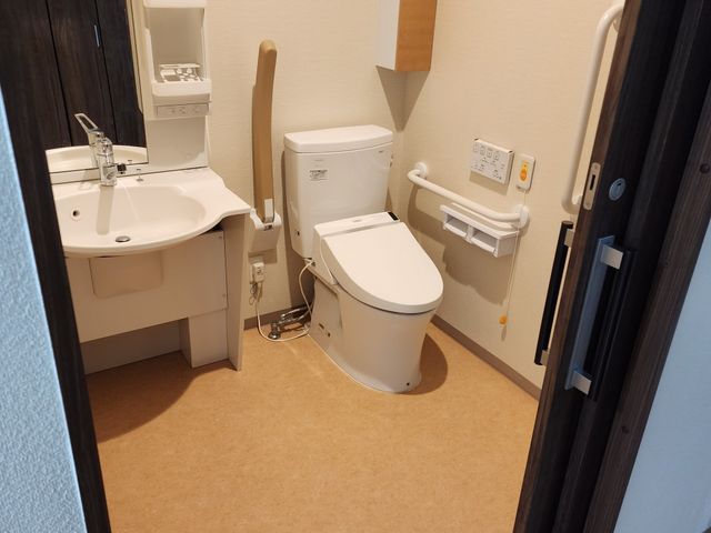 バリアフリー設計のトイレ トイレ 手すり付きで安全性を考慮した清潔なトイレ空間です。日々の快適な生活をサポートいたします。