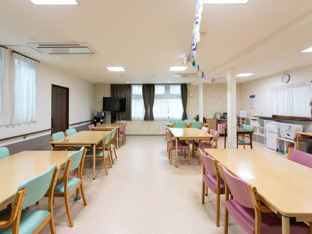 広々とした明るい食堂 ダイニングルーム ゆったりとしたダイニングルームでは、落ち着いて食事ができる環境が整っています。窓からは自然光が差し込み、明るい雰囲気です。