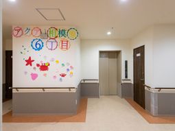 彩り豊かな壁画の廊下