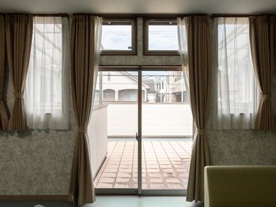明るい居室の窓とバルコニー